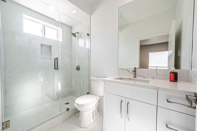 Building Photo - 4445 1/2 Auckland Ave