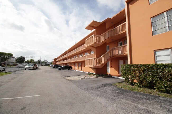 Building Photo - 1591 NE Miami Gardens Dr