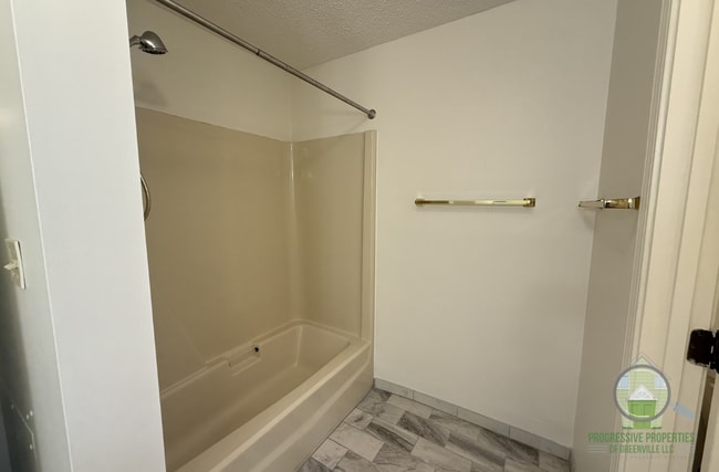 Building Photo - 2071 Howlong Ave