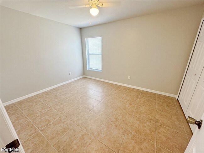 Building Photo - 1022 NE 8th Pl