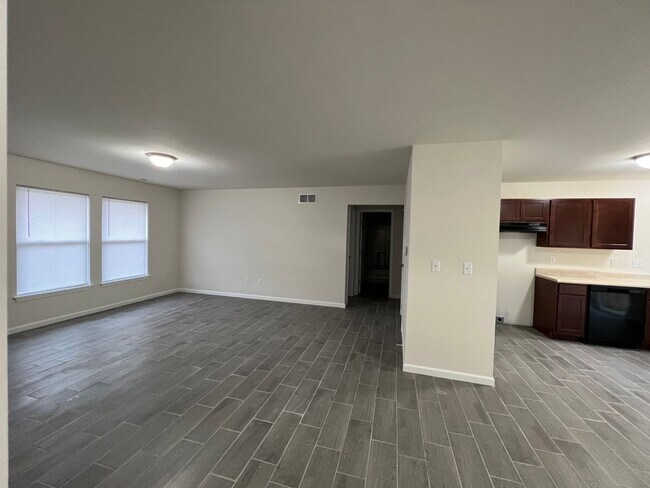 Building Photo - Home on 5 Acres