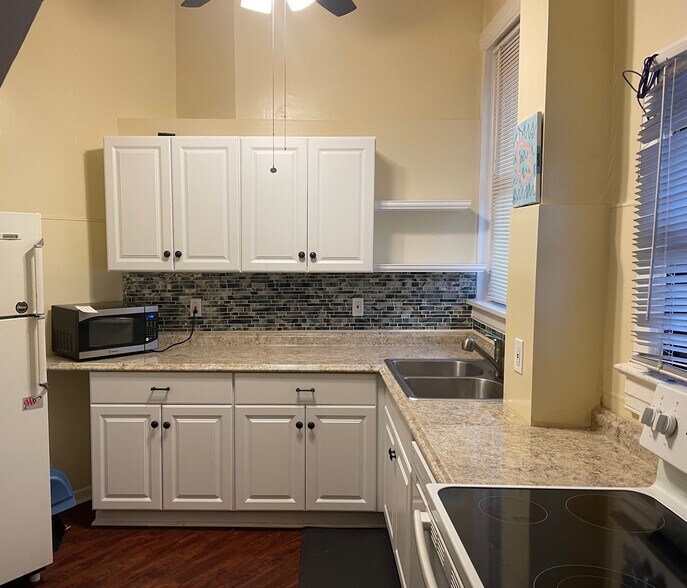 Building Photo - 406 Station Street