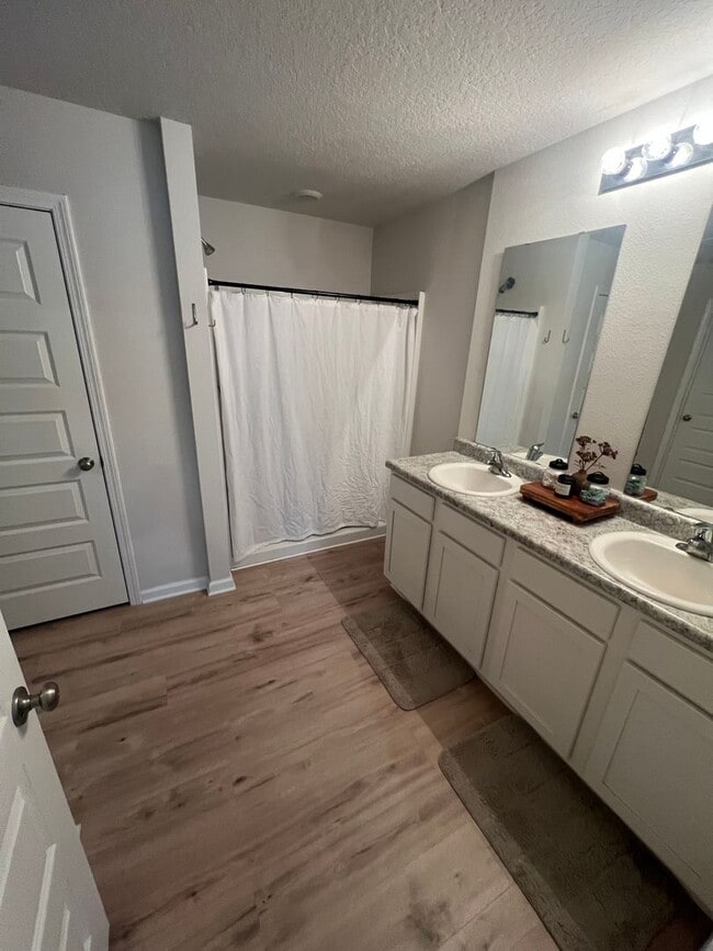 Building Photo - Woodlands 4 bed 2 bath gem !