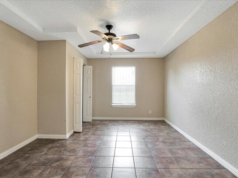 Building Photo - 5846 Elm Valley Dr