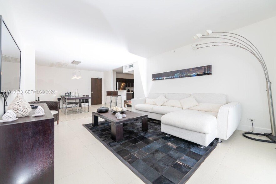 Building Photo - 1500 Bay Dr