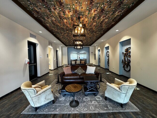 Building Photo - 1323 W Morse Ave