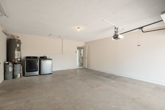 Building Photo - 6-Bedroom Tempe Home with Private Pool, Garage & Ideal Location