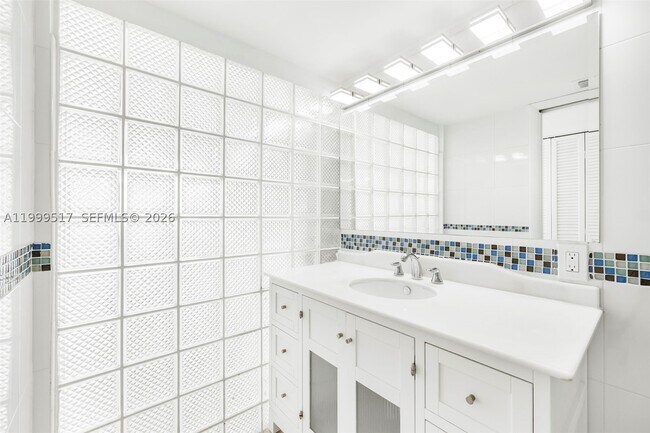 Building Photo - 1420 Brickell Bay Dr