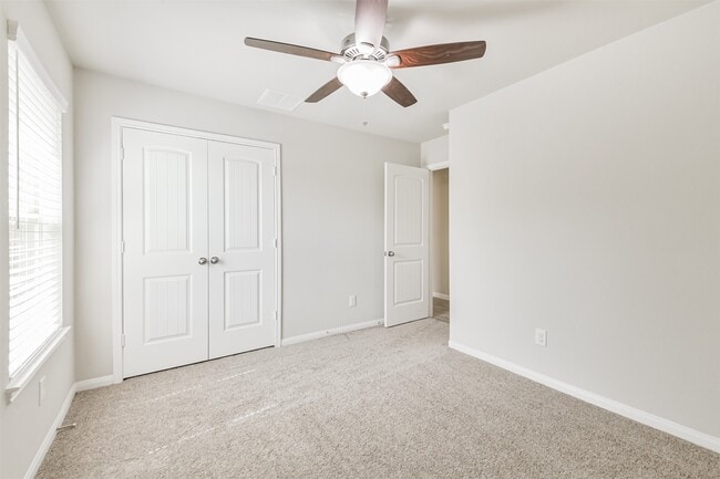 Building Photo - 419 Lazy Ln