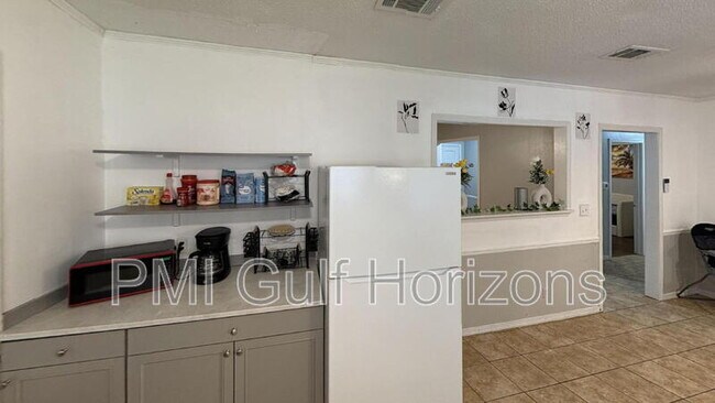 Building Photo - 738 Carondelay Dr