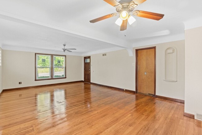 Building Photo - 2 bedroom Single Family Home with Fenced i...