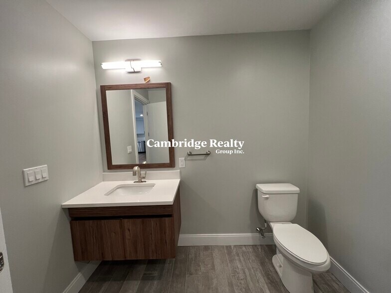 Building Photo - 8 Central St