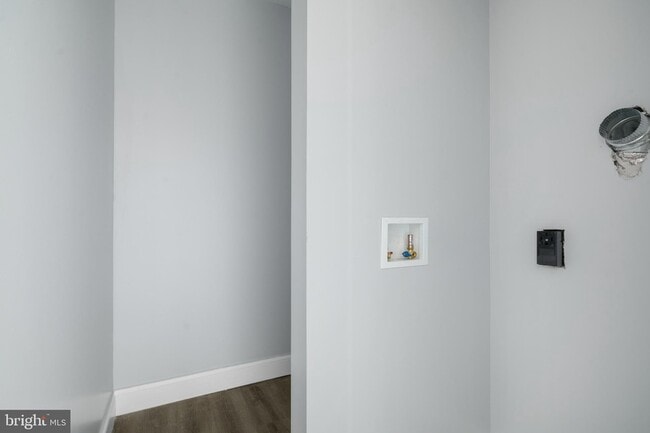 Building Photo - 171 E Sharpnack St