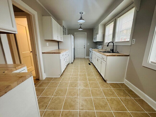 Building Photo - AVAILABLE NOW- Renovated in Rosewood!