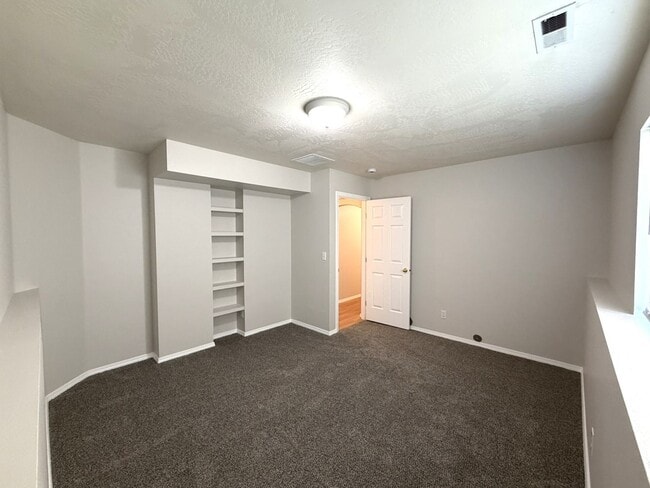 Building Photo - Great 4 bed 2 bath home with RV parking in...