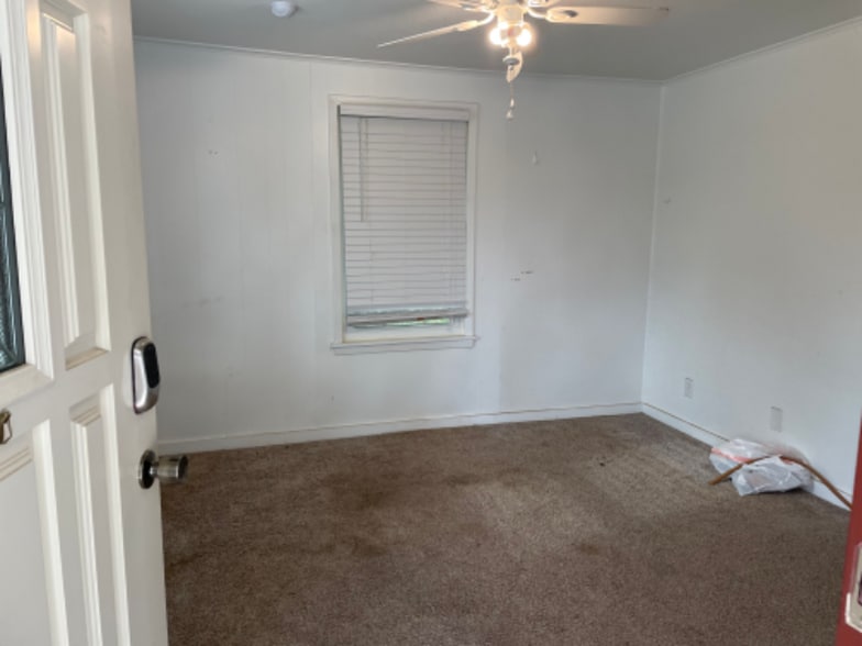 Building Photo - 601 E Kay St