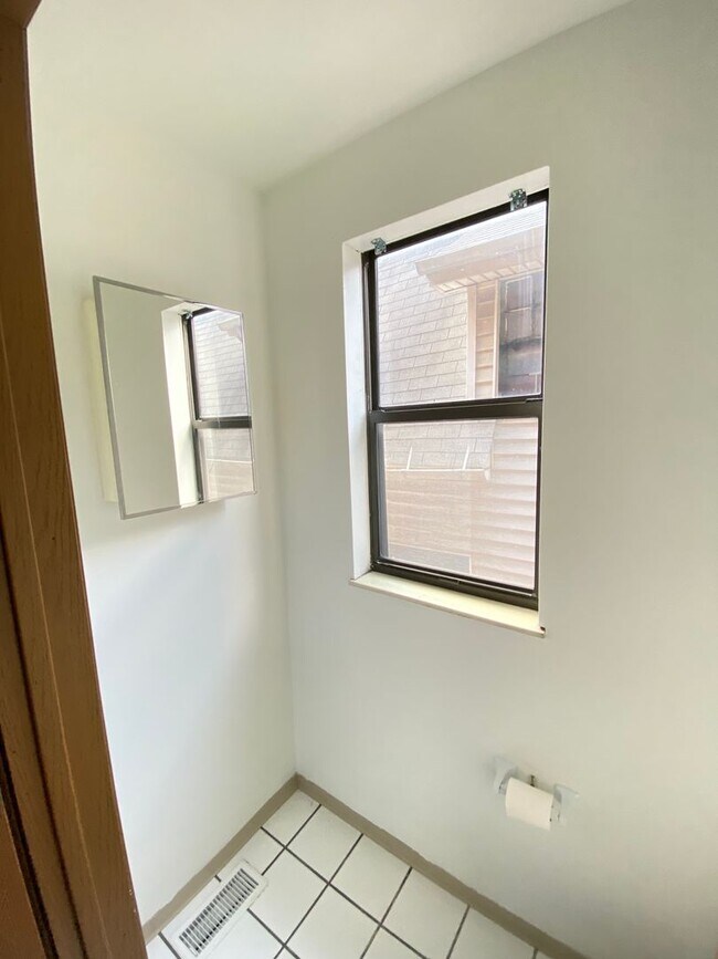 Building Photo - OSU Gateway 3 bedroom 1 1/2 bath 3 level townhome