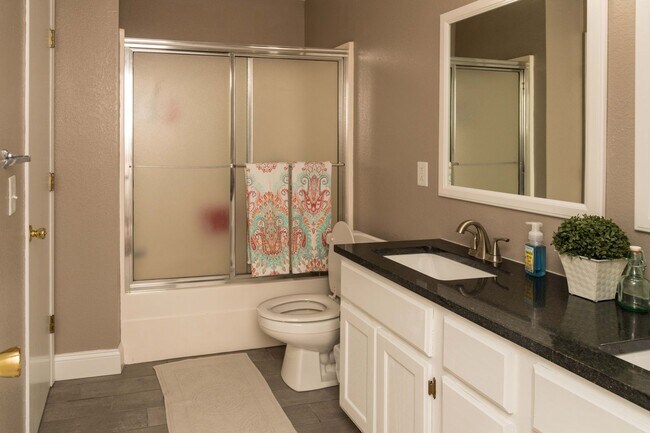 Building Photo - Updated 3-bedroom 2 bath home in Fayettevi...