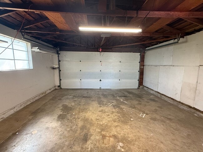 Building Photo - Cozy 2 bedroom 1 bathroom with pool!