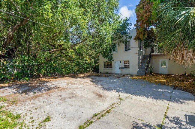 Building Photo - 1045 NE 131st St