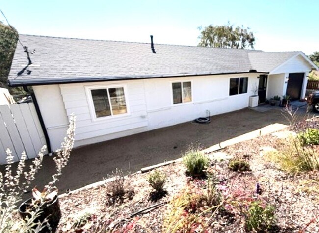 Building Photo - Coming soon! 06-15-26 Newly Remodeled Furnished Oceanside Retreat with Green Space Views 3 bedroo...