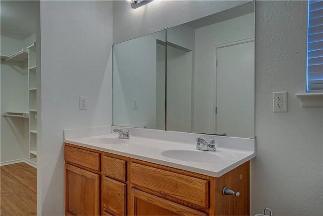 Building Photo - Beautiful Brick Home in Great School Distr...