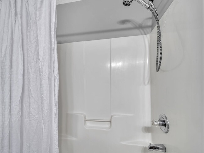 Building Photo - Charming 2-Bedroom Townhouse Retreat on Sc...