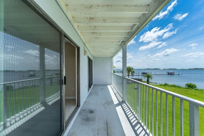 Building Photo - Waterfront Condo!