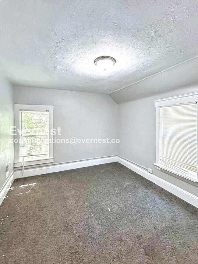 Building Photo - 3-Bedroom Home with Front Porch / Pet-Frie...