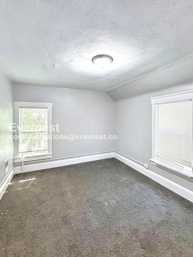 Building Photo - 8002 Bellevue Ave