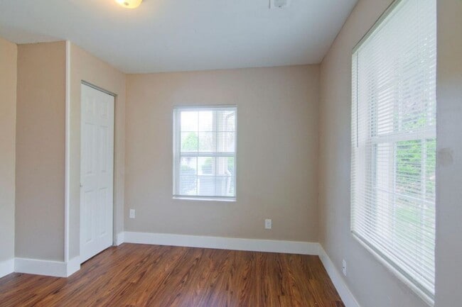 Building Photo - Knoxville 37917 - 2 bedroom, 1 bath home - Contact Susan Niedergeses (865) 300-4722