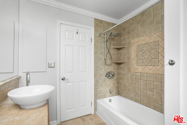 Building Photo - 11138 Aqua Vista St