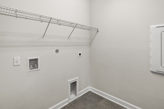 Building Photo - 4 Bedroom/3 bath home Southglen Subdivision