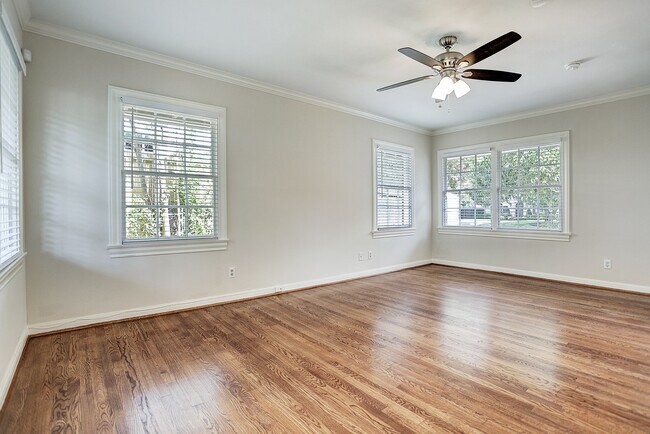 Building Photo - 3709 Parkwood Dr