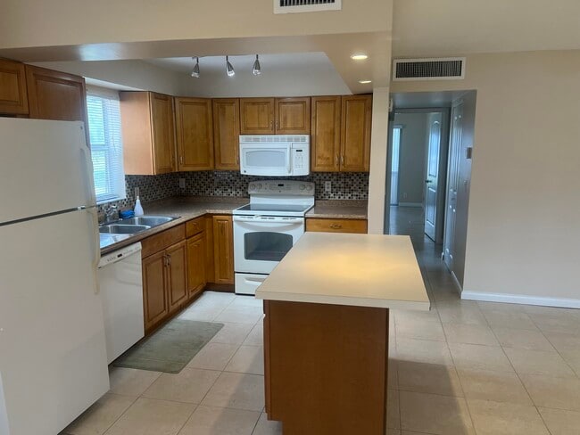 Building Photo - 632 Saxony Trail