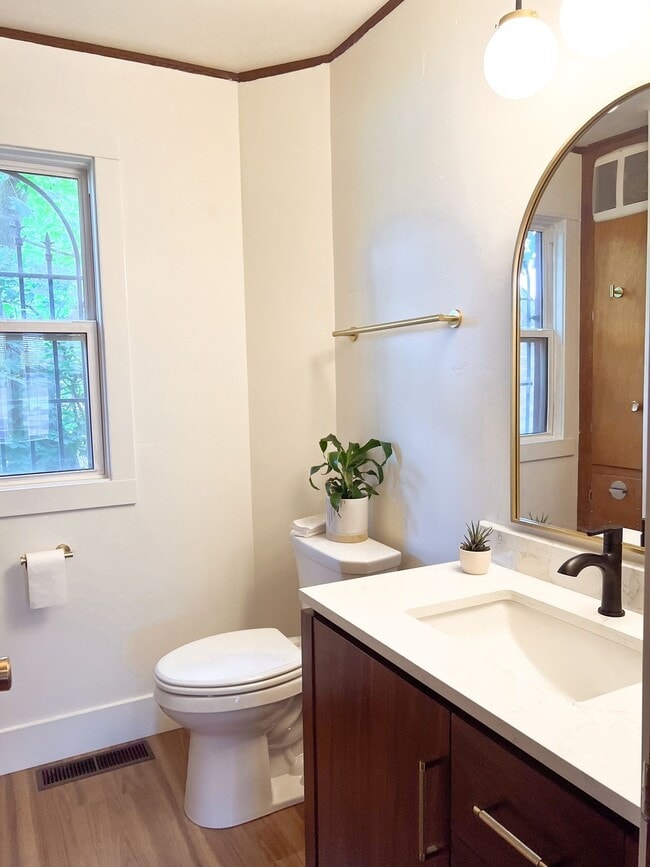 Building Photo - 735 S Main St