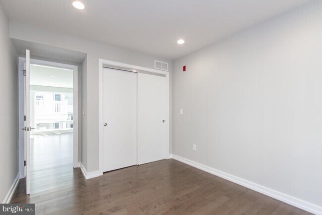 Building Photo - 720 S Sartain St