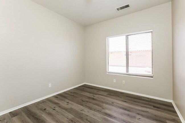 Building Photo - 82 6th Ave W