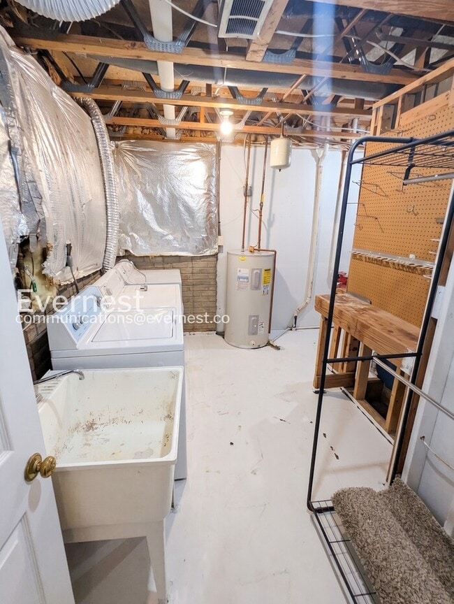 Building Photo - 3 Bed, 3.5 Bath Townhome with Modern Amenities / Available Soon!