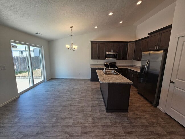 Building Photo - Beautifully Home in the Valley