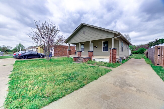 Building Photo - N Denver Ave  Duplex