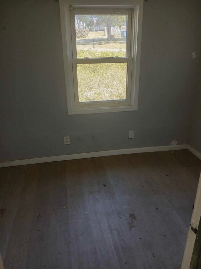 Building Photo - HILLSBORO - Ranch Style Home with Covered Front Porch - $750 MONTH / $999 DOWN