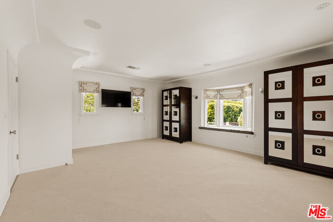 Building Photo - 647 Toyopa Dr