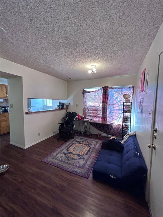 Building Photo - West Campus 1 Bed 1 Bath