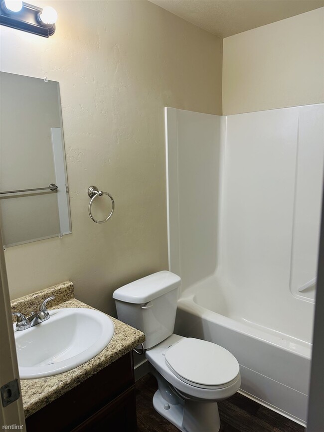 Building Photo - Room for Rent, 2 bath 4plex - 212 North 75...