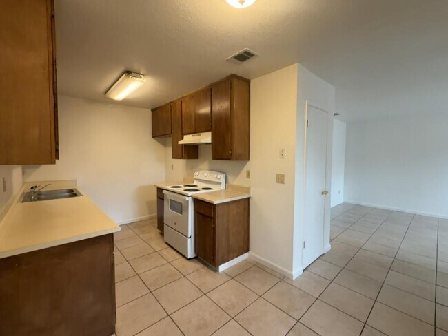 Building Photo - 411 S 6th Ave