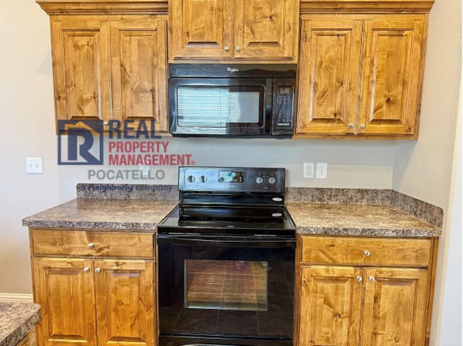 Building Photo - Beautiful 3 bed 2 bath house - 2 car Garage
