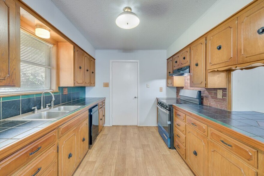 Building Photo - 1331 Crestview Dr