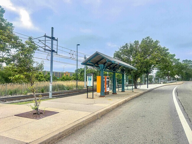 Building Photo - 5 Monitor St