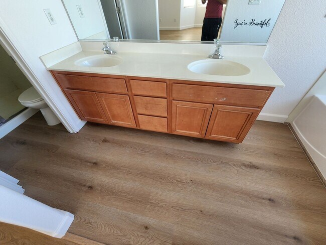 Building Photo - Beautiful 5 bed/4 bath home in Santa Nella!